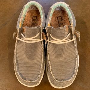 Mens Wally Hey Dude.  Size 6. Like New Condition.